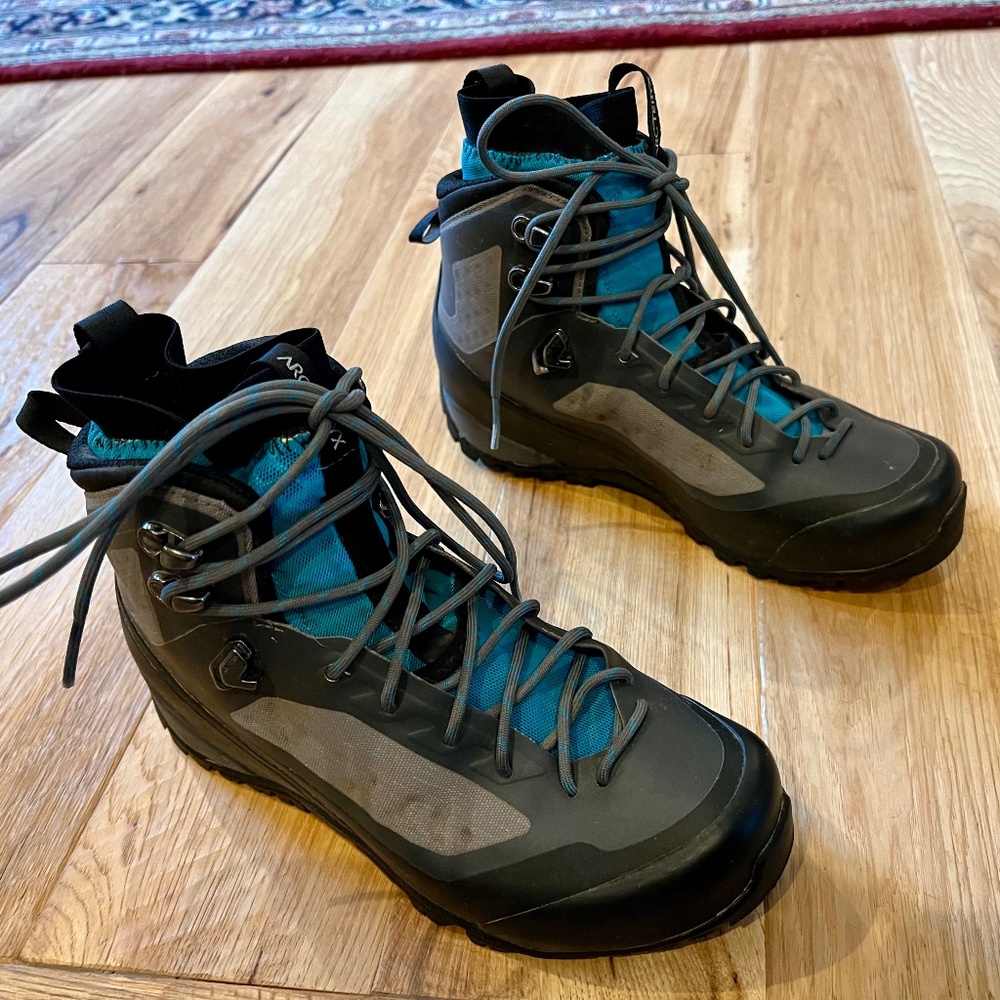 Arc’teryx women’s hiking boots 6M